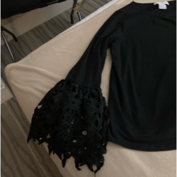 Design History dressy Black top lace bell sleeves❤️🌹 - Picture 11 of 13